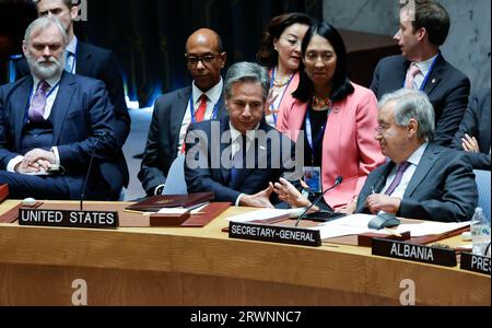 New York, Usa. September 2023. Der Außenminister der Vereinigten Staaten Antony blinken (C) gibt dem Generalsekretär der Vereinten Nationen Antonio Guterres (R) auf der Tagung des Sicherheitsrats der Vereinten Nationen die Hand, um die Ziele und Grundsätze der Charta der Vereinten Nationen durch wirksamen Multilateralismus aufrechtzuerhalten, Aufrechterhaltung des Friedens und der Sicherheit der Ukraine während der 78. Sitzung der Generaldebatte am Mittwoch, den 20. September 2023 in New York City, im Hauptquartier der Vereinten Nationen. Foto von Jason Szenes/UPI Credit: UPI/Alamy Live News Stockfoto