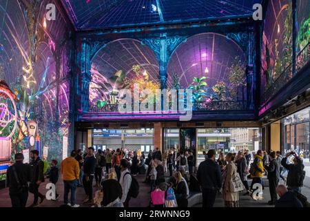 Besucher genießen das Erlebnis beim „The Butterfly Trail“-Event. Outernet London und Pixel Artworks haben sich zusammengetan, um das weltweit erste Mixed-Reality-Erlebnis namens „The Butterfly Trail“ zu starten. Die bahnbrechende Technologie, die die Grenzen des immersiven Designs überschreitet, ermöglicht es Besuchern, ihren eigenen Schmetterling an der Fingerspitze (über ihr Telefon) zu halten und ein eindringliches Erlebnis zu erleben, das noch nie zuvor möglich war. Der Butterfly Trail führt Besucher durch den unerschrockenen Botanischen Workshop des Entdeckers Professor Peter Pelgrin in sein Glashaus, wo sie interagieren und die Stadt erkunden können Stockfoto