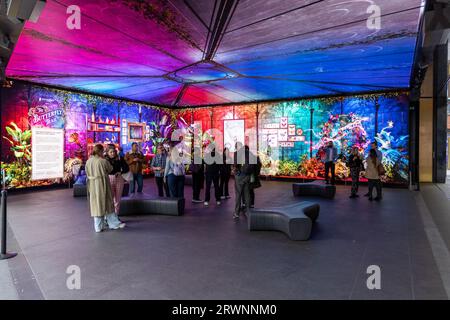 Besucher genießen das Erlebnis beim „The Butterfly Trail“-Event. Outernet London und Pixel Artworks haben sich zusammengetan, um das weltweit erste Mixed-Reality-Erlebnis namens „The Butterfly Trail“ zu starten. Die bahnbrechende Technologie, die die Grenzen des immersiven Designs überschreitet, ermöglicht es Besuchern, ihren eigenen Schmetterling an der Fingerspitze (über ihr Telefon) zu halten und ein eindringliches Erlebnis zu erleben, das noch nie zuvor möglich war. Der Butterfly Trail führt Besucher durch den unerschrockenen Botanischen Workshop des Entdeckers Professor Peter Pelgrin in sein Glashaus, wo sie interagieren und die Stadt erkunden können Stockfoto