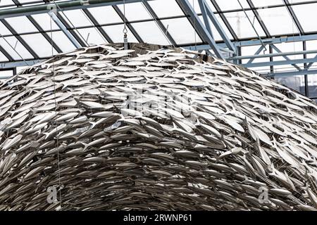 Teil der Skulptur einer Fischschule aus silbernem Metall. Symbol der Fisketorvet Copenhagen Mall in Dänemark. Stockfoto