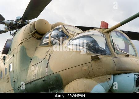 Das Cockpit des Militärhubschraubers Mi-24 aus alter sowjetischer Tarnung Stockfoto