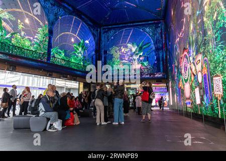 Besucher genießen das Erlebnis beim „The Butterfly Trail“-Event. Outernet London und Pixel Artworks haben sich zusammengetan, um das weltweit erste Mixed-Reality-Erlebnis namens „The Butterfly Trail“ zu starten. Die bahnbrechende Technologie, die die Grenzen des immersiven Designs überschreitet, ermöglicht es Besuchern, ihren eigenen Schmetterling an der Fingerspitze (über ihr Telefon) zu halten und ein eindringliches Erlebnis zu erleben, das noch nie zuvor möglich war. Der Butterfly Trail führt Besucher durch den unerschrockenen Botanischen Workshop des Entdeckers Professor Peter Pelgrin in sein Glashaus, wo sie interagieren und die Stadt erkunden können Stockfoto