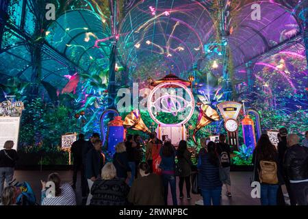 Besucher genießen das Erlebnis beim „The Butterfly Trail“-Event. Outernet London und Pixel Artworks haben sich zusammengetan, um das weltweit erste Mixed-Reality-Erlebnis namens „The Butterfly Trail“ zu starten. Die bahnbrechende Technologie, die die Grenzen des immersiven Designs überschreitet, ermöglicht es Besuchern, ihren eigenen Schmetterling an der Fingerspitze (über ihr Telefon) zu halten und ein eindringliches Erlebnis zu erleben, das noch nie zuvor möglich war. Der Butterfly Trail führt Besucher durch den unerschrockenen Botanischen Workshop des Entdeckers Professor Peter Pelgrin in sein Glashaus, wo sie interagieren und die Stadt erkunden können Stockfoto