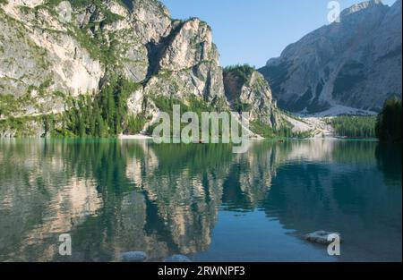 Pragser Wildsee (Pragser Wildsee) in den Dolomiten, Sudtirol, Italien. Romantischer Ort mit typischen Holzbooten Stockfoto