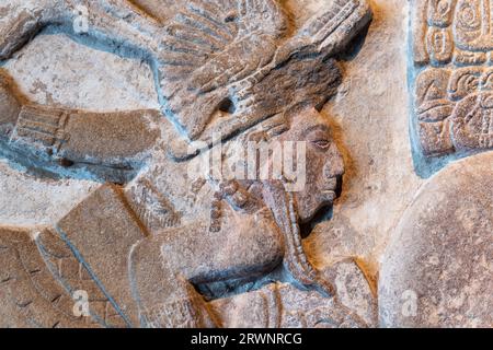 Maya Bas Reliefschnitzerei in einem Stelengrab eines maya-Herrschers, König von Palenque, Mexiko. Stockfoto