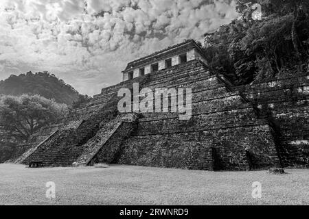 Palenque maya Tempel der Inschriften in schwarz-weiß, Chiapas, Mexiko. Stockfoto