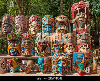 Mexikanische Holzmaske Souvenir Handwerk auf dem lokalen Markt in Chichen Itza, Yucatan, Mexiko. Stockfoto