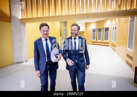 DEN HAAG - DER ausscheidende Premierminister Mark Rutte und Hugo de Jonge am ersten Tag der Allgemeinen politischen Überlegungen. ANP ROBIN UTRECHT niederlande aus - belgien aus Stockfoto