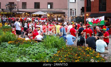 Walisische Fußballfans vor der Kiwi Bar in Riga, Lettland am 10. September 2023. Stockfoto