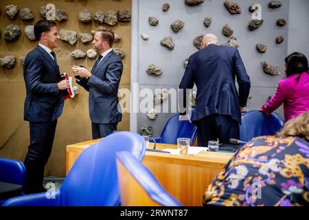 DEN HAAG - DER ausscheidende Premierminister Mark Rutte und Hugo de Jonge am ersten Tag der Allgemeinen politischen Überlegungen. ANP ROBIN UTRECHT niederlande aus - belgien aus Stockfoto