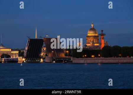 Weiße Nacht in St. Petersburg. Erhöhte Palastbrücke mit Blick auf die Nehrung der Wassiljewski-Insel und St. Isaaks Kathedrale Stockfoto