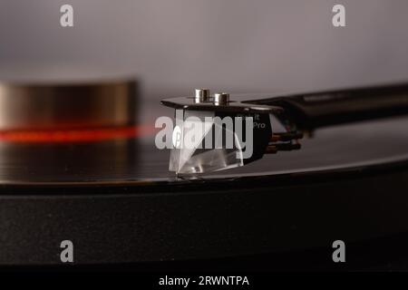 Project Cartridge und Stylus auf dem Tonarm eines Plattenspielers Turntable Vinil Music Retro modisch Stockfoto