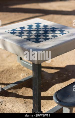 Schachtisch aus Kunststoff mit Sitzplätzen in einem öffentlichen Park Stockfoto