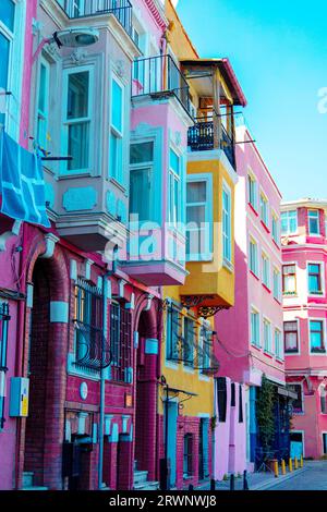 Reihe hell bemalter mehrfarbiger Häuser in Balat, Istanbul, türkei Stockfoto