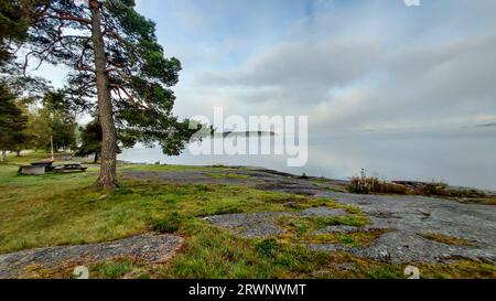 Wenn der Morgennebel versucht, sich vom See zu heben und die Sonne auszulassen. Stockfoto