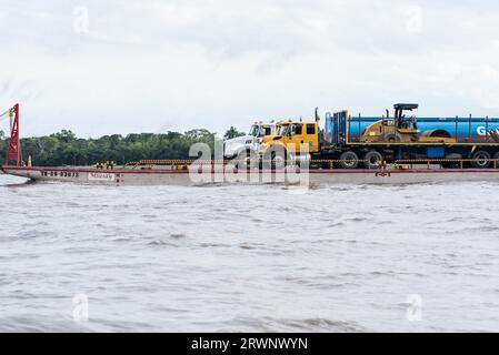 Schlepper/Lastkähne auf dem Napo River, Ecuador Stockfoto