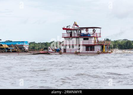 Schlepper/Lastkähne auf dem Napo River, Ecuador Stockfoto