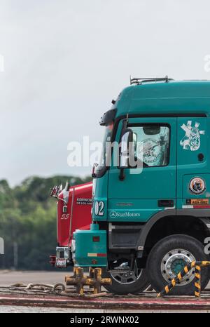 Schlepper/Lastkähne auf dem Napo River, Ecuador Stockfoto