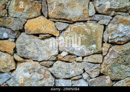 Blick aus der Nähe auf die alte Trockensteinmauer - ein natürlicher strukturierter Hintergrund Stockfoto