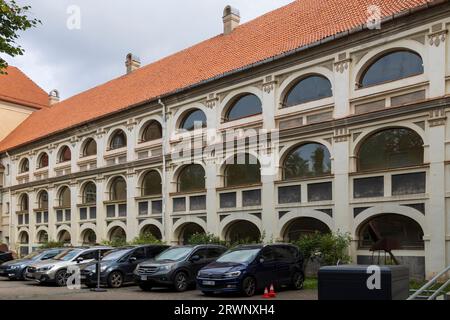 Vilnius, Litauen - 13 07 2023 der Innenhof der Litauischen Technischen Bibliothek. Dies ist eine kleine technische Bibliothek auf SV. Ignoto-Straße in Viln Stockfoto