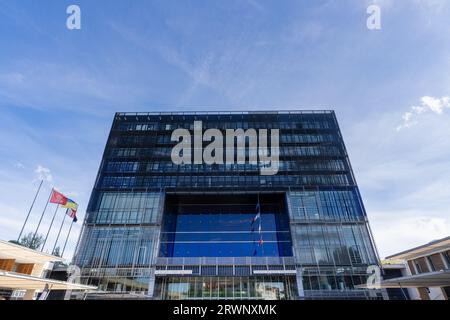 Montpellier, Frankreich - 09 18 2023 : Blick auf die Fassade des Rathauses oder des Hotels de Ville zeitgenössische Architektur von Jean Nouvel Stockfoto