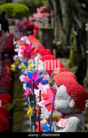 Jizo Bosatsu Statuen im Zojo-JI Tempel in der Nähe des Tokioter Turms, Tokyo JP Stockfoto