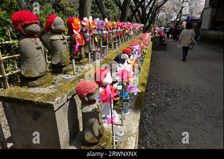 Jizo Bosatsu Statuen im Zojo-JI Tempel in der Nähe des Tokioter Turms, Tokyo JP Stockfoto