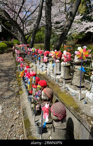 Jizo Bosatsu Statuen im Zojo-JI Tempel in der Nähe des Tokioter Turms, Tokyo JP Stockfoto