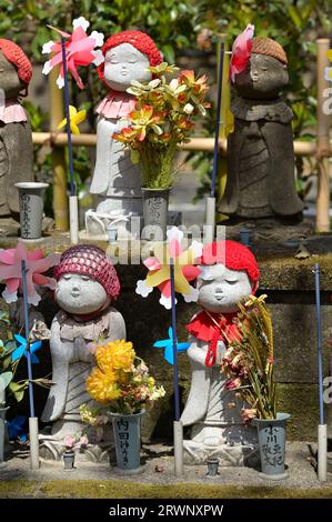 Jizo Bosatsu Statuen im Zojo-JI Tempel in der Nähe des Tokioter Turms, Tokyo JP Stockfoto