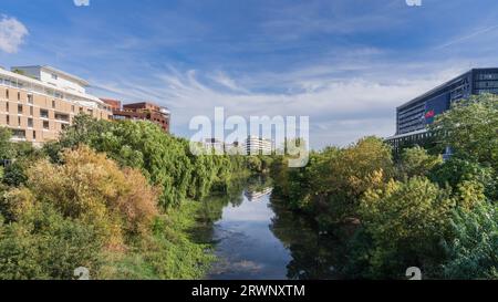 Montpellier, Frankreich - 09 18 2023 : Landschaftsblick auf die Ufer des Lez mit Rathaus und moderner Wohnarchitektur in Port Marianne Stockfoto