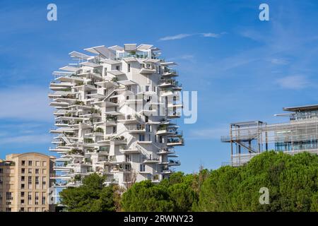 Montpellier, Frankreich - 09 18 2023 : Stadtansicht auf das berühmte Wahrzeichen des Apartmenthauses Arbre Blanc mit futuristischer Architektur von Sou Fujimoto Stockfoto