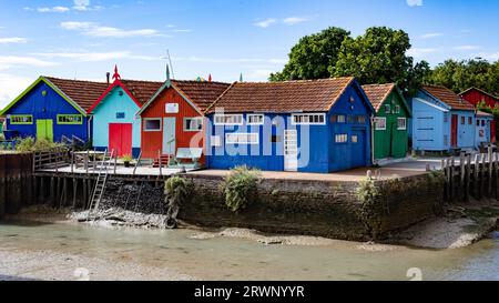 Farbenfrohe Holzhütten in L'Ile d'Oléron Stockfoto