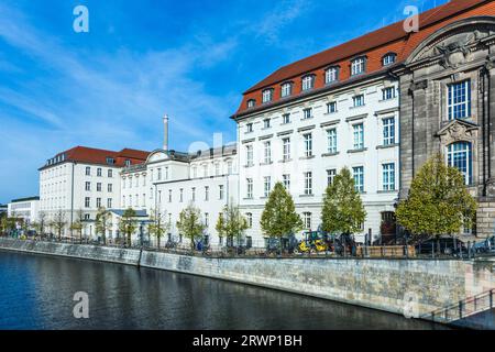 Berlin, Deutschland - 27. Oktober 2014: Fassade des Bundesministeriums für Wirtschaft und Energie in Berlin Stockfoto