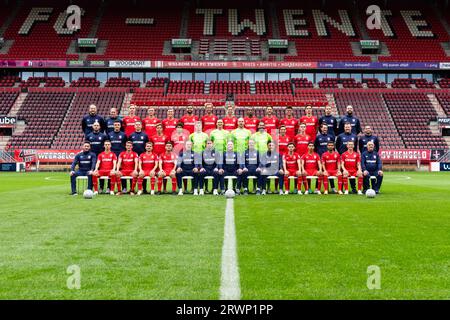 ENSCHEDE, NIEDERLANDE - 19. SEPTEMBER: Die Mannschaft des FC Twente posiert für ein Teamfoto, hintere Reihe von links; Wouter Vos, Sanne Hesselink, Mats Rots, Max Bruns, Robin Propper, Michel VLAP, Gijs Smal, Joshua Brenet, Ricky van Wolfswinkel, Mees Hilgers, Alec van Hoorenbeeck, Thijn de Braaf, Asmar Malki, mittlere Reihe von links; Colin de Graaf, Bart Visser, Tobias Versluis, Gijs Besselink, Julien Mesbahi, Sam Karssies, Przemyslaw Tyton, Lars Unnerstall, Issam, El Maach, Carel Eiting, Daan Rots, Bart Bruins, Davey de Jonge, Rene Hoevenaar, erste Reihe von links; Marco Pallencaoe, Youri Regeer, SEM Steijn, Micha Stockfoto