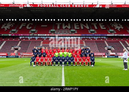 ENSCHEDE, NIEDERLANDE - 19. SEPTEMBER: Die Mannschaft des FC Twente posiert für ein Teamfoto, hintere Reihe von links; Wouter Vos, Sanne Hesselink, Mats Rots, Max Bruns, Robin Propper, Michel VLAP, Gijs Smal, Joshua Brenet, Ricky van Wolfswinkel, Mees Hilgers, Alec van Hoorenbeeck, Thijn de Braaf, Asmar Malki, mittlere Reihe von links; Colin de Graaf, Bart Visser, Tobias Versluis, Gijs Besselink, Julien Mesbahi, Sam Karssies, Przemyslaw Tyton, Lars Unnerstall, Issam, El Maach, Carel Eiting, Daan Rots, Bart Bruins, Davey de Jonge, Rene Hoevenaar, erste Reihe von links; Marco Pallencaoe, Youri Regeer, SEM Steijn, Micha Stockfoto