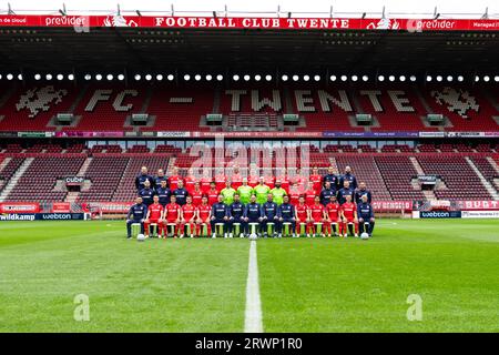 ENSCHEDE, NIEDERLANDE - 19. SEPTEMBER: Die Mannschaft des FC Twente posiert für ein Teamfoto, hintere Reihe von links; Wouter Vos, Sanne Hesselink, Mats Rots, Max Bruns, Robin Propper, Michel VLAP, Gijs Smal, Joshua Brenet, Ricky van Wolfswinkel, Mees Hilgers, Alec van Hoorenbeeck, Thijn de Braaf, Asmar Malki, mittlere Reihe von links; Colin de Graaf, Bart Visser, Tobias Versluis, Gijs Besselink, Julien Mesbahi, Sam Karssies, Przemyslaw Tyton, Lars Unnerstall, Issam, El Maach, Carel Eiting, Daan Rots, Bart Bruins, Davey de Jonge, Rene Hoevenaar, erste Reihe von links; Marco Pallencaoe, Youri Regeer, SEM Steijn, Micha Stockfoto