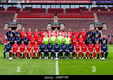 ENSCHEDE, NIEDERLANDE - 19. SEPTEMBER: Die Mannschaft des FC Twente posiert für ein Teamfoto, hintere Reihe von links; Wouter Vos, Sanne Hesselink, Mats Rots, Max Bruns, Robin Propper, Michel VLAP, Gijs Smal, Joshua Brenet, Ricky van Wolfswinkel, Mees Hilgers, Alec van Hoorenbeeck, Thijn de Braaf, Asmar Malki, mittlere Reihe von links; Colin de Graaf, Bart Visser, Tobias Versluis, Gijs Besselink, Julien Mesbahi, Sam Karssies, Przemyslaw Tyton, Lars Unnerstall, Issam, El Maach, Carel Eiting, Daan Rots, Bart Bruins, Davey de Jonge, Rene Hoevenaar, erste Reihe von links; Marco Pallencaoe, Youri Regeer, SEM Steijn, Micha Stockfoto