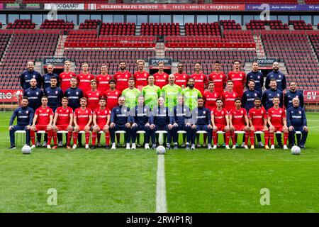 ENSCHEDE, NIEDERLANDE - 19. SEPTEMBER: Die Mannschaft des FC Twente posiert für ein Teamfoto, hintere Reihe von links; Wouter Vos, Sanne Hesselink, Mats Rots, Max Bruns, Robin Propper, Michel VLAP, Gijs Smal, Joshua Brenet, Ricky van Wolfswinkel, Mees Hilgers, Alec van Hoorenbeeck, Thijn de Braaf, Asmar Malki, mittlere Reihe von links; Colin de Graaf, Bart Visser, Tobias Versluis, Gijs Besselink, Julien Mesbahi, Sam Karssies, Przemyslaw Tyton, Lars Unnerstall, Issam, El Maach, Carel Eiting, Daan Rots, Bart Bruins, Davey de Jonge, Rene Hoevenaar, erste Reihe von links; Marco Pallencaoe, Youri Regeer, SEM Steijn, Micha Stockfoto