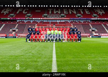 ENSCHEDE, NIEDERLANDE - 19. SEPTEMBER: Die Mannschaft des FC Twente posiert für ein Teamfoto, hintere Reihe von links; Wouter Vos, Sanne Hesselink, Mats Rots, Max Bruns, Robin Propper, Michel VLAP, Gijs Smal, Joshua Brenet, Ricky van Wolfswinkel, Mees Hilgers, Alec van Hoorenbeeck, Thijn de Braaf, Asmar Malki, mittlere Reihe von links; Colin de Graaf, Bart Visser, Tobias Versluis, Gijs Besselink, Julien Mesbahi, Sam Karssies, Przemyslaw Tyton, Lars Unnerstall, Issam, El Maach, Carel Eiting, Daan Rots, Bart Bruins, Davey de Jonge, Rene Hoevenaar, erste Reihe von links; Marco Pallencaoe, Youri Regeer, SEM Steijn, Micha Stockfoto