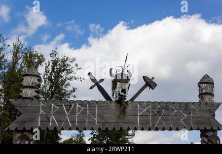 Dorf Sula, Region Minsk, Belarus. September 2023. Ort der alten slawischen Glaubensrichtungen und Kulte. Das Pantheon der Götter ist ein Tempel. Stockfoto