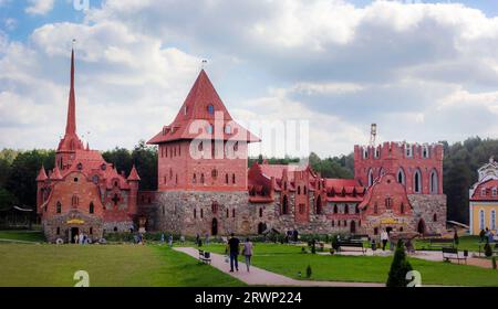 Park Museum of Interactive History Sula, Freizeitzentrum. Park-Museum der interaktiven Geschichte von Sula in Belarus bei Minsk. Belarus, 09.17.2023 Stockfoto