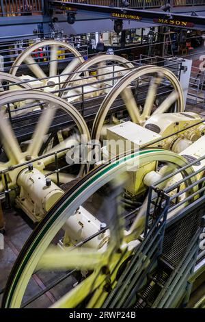 Das verwinkelte Haus im San Francisco Cable Car Museum, San Francisco, Kalifornien, USA Stockfoto