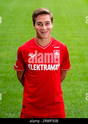 Enschede, Niederlande. September 2023. ENSCHEDE, NIEDERLANDE - 19. SEPTEMBER: Carel Eiting vom FC Twente posiert während eines Fotogesprächs bei de Grolsch Veste am 19. SEPTEMBER 2023 in Enschede, Niederlande (Foto: Rene Nijhuis/Orange Pictures) Credit: Orange Pics BV/Alamy Live News Stockfoto