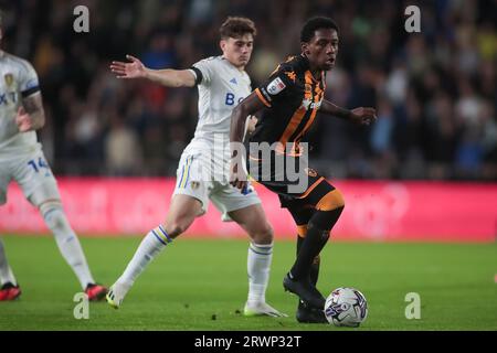 Kingston upon Hull, Großbritannien. September 2023. *** Während des Spiels der EFL Sky Bet Championship zwischen Hull City und Leeds United im KCOM Stadium, Kingston upon Hull, England am 20. September 2023. Foto von Simon Hall. Nur redaktionelle Verwendung, Lizenz für kommerzielle Nutzung erforderlich. Keine Verwendung bei Wetten, Spielen oder Veröffentlichungen eines einzelnen Vereins/einer Liga/eines einzelnen Spielers. Credit: UK Sports Pics Ltd/Alamy Live News Stockfoto