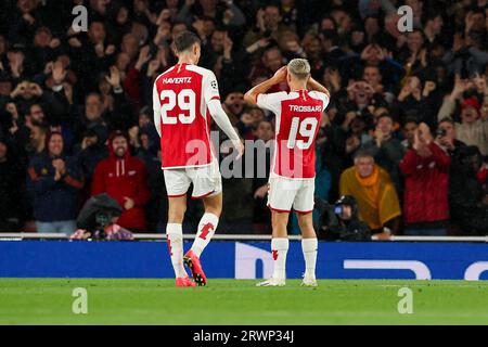 London, Großbritannien. September 2023. LONDON, VEREINIGTES KÖNIGREICH - 20. SEPTEMBER: Leandro Trossard von Arsenal, Kai Havertz von Arsenal, Declan Rice von Arsenal feiert, nachdem er das zweite Tor des Teams während des UEFA Champions League Gruppe-B-Spiels zwischen Arsenal und PSV am 20. September 2023 im Emirates Stadion in London, Vereinigtes Königreich, erzielt hat. (Foto: Hans van der Valk/Orange Pictures) Credit: Orange Pics BV/Alamy Live News Stockfoto