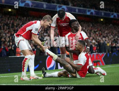 Gabriel Jesus von Arsenal (rechts) feiert mit seinen Teamkollegen, nachdem er das dritte Tor ihrer Mannschaft im Spiel der UEFA Champions League Gruppe B im Emirates Stadium in London erzielt hat. Bilddatum: Mittwoch, 20. September 2023. Stockfoto