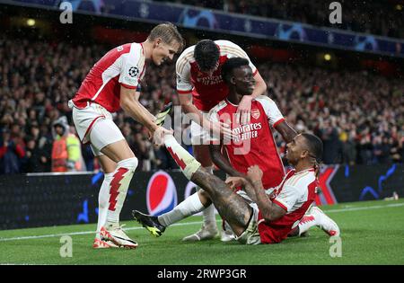 Gabriel Jesus von Arsenal (rechts) feiert mit seinen Teamkollegen, nachdem er das dritte Tor ihrer Mannschaft im Spiel der UEFA Champions League Gruppe B im Emirates Stadium in London erzielt hat. Bilddatum: Mittwoch, 20. September 2023. Stockfoto