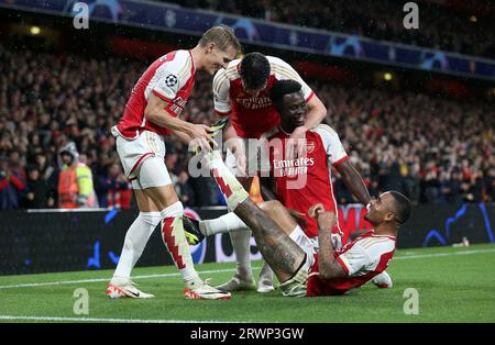 Gabriel Jesus von Arsenal (rechts) feiert mit seinen Teamkollegen, nachdem er das dritte Tor ihrer Mannschaft im Spiel der UEFA Champions League Gruppe B im Emirates Stadium in London erzielt hat. Bilddatum: Mittwoch, 20. September 2023. Stockfoto