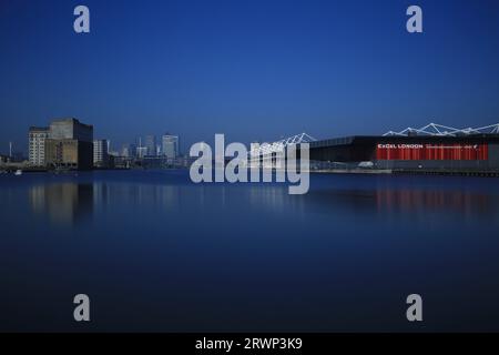 Friedliche Blue Hour im docklands mit Blick auf London Stockfoto