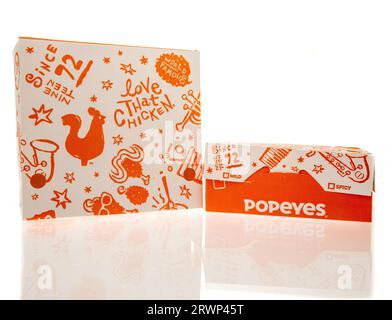 Winneconne, WI - 12. August 2023: Ein Paket von Popeyes-Hühnerboxen auf einem isolierten Hintergrund Stockfoto